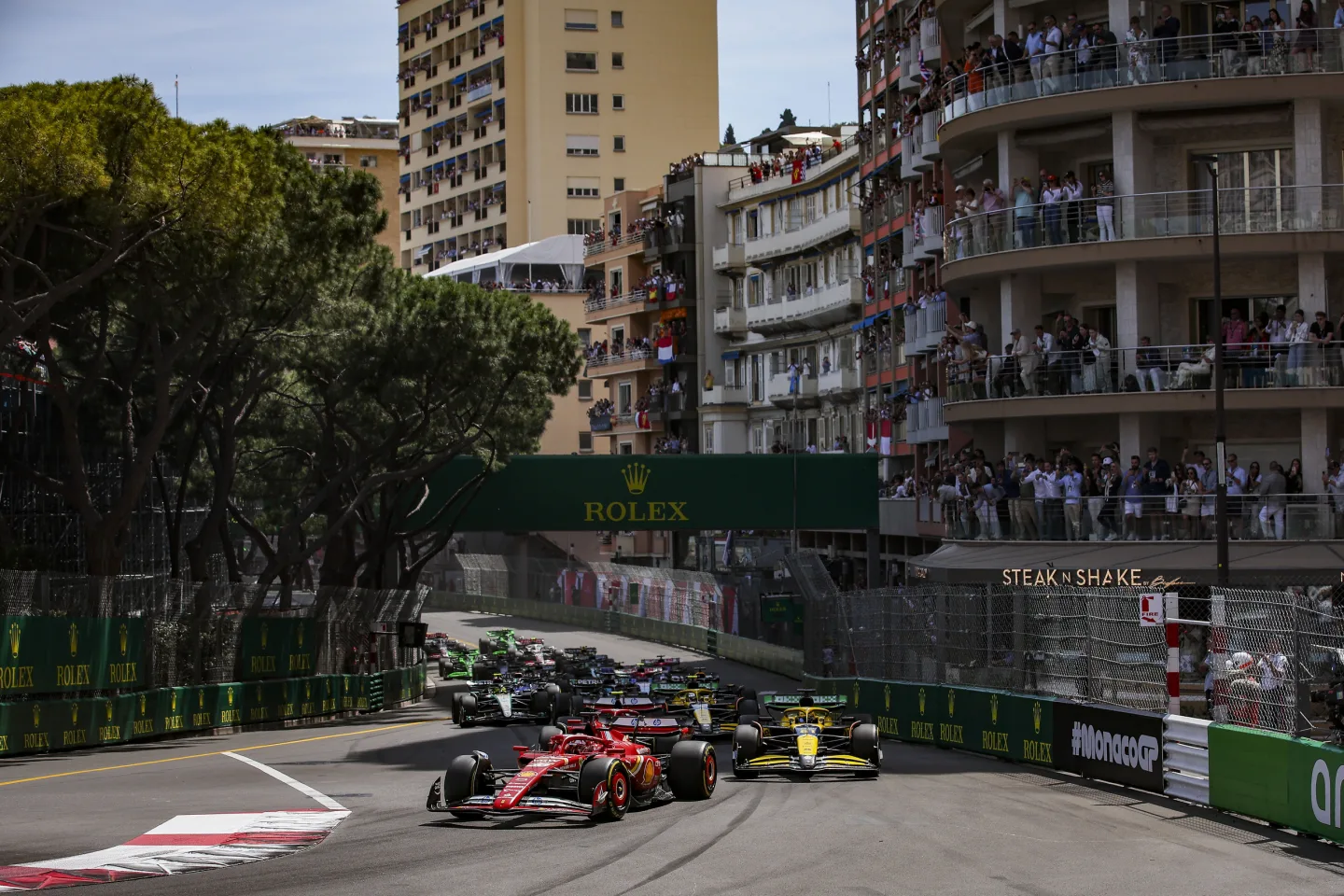 F1 - MONACO GRAND PRIX 2024 LECLERC Charles (mco), Scuderia Ferrari SF-24, 81 PIASTRI Oscar (aus), McLaren F1 Team MCL38, action, start of the race, depart, during the Formula 1 Grand Prix de Monaco 2024, 8th round of the 2024 Formula One World Championship from May 23 to 26, 2024 on the Circuit de Monaco, in Monaco - Photo Eric Alonso / DPPI
